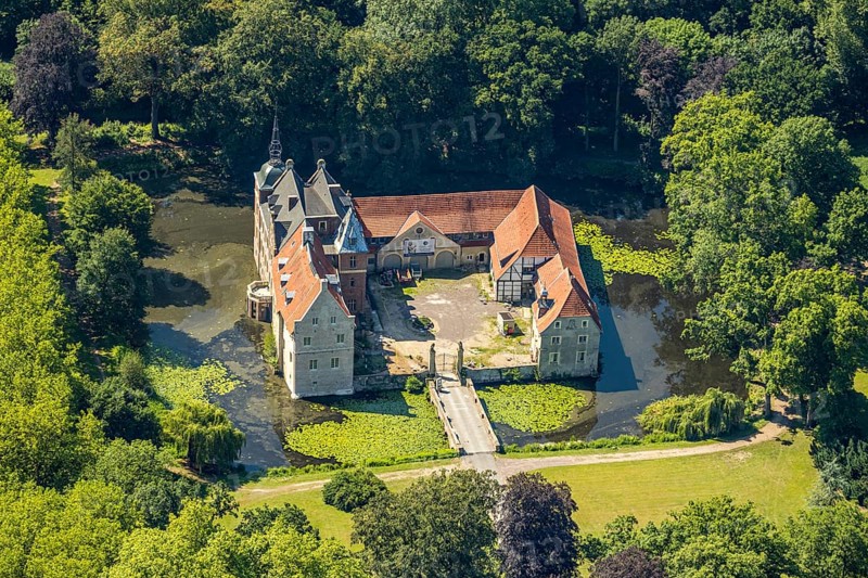 Aerial view, Schloss Senden, moated castle, Senden, Münsterland, North Rhine-Westphalia, Germany, castle, castle complex, DE, Europe, river Stever, moat, manor house, manor house, manor building, courtyard, aerial photograph, aerial photography, aerial photography, castle, overview, defence system, bird's-eye view, forest area, moated castle, moat, birds-eyes view, overview