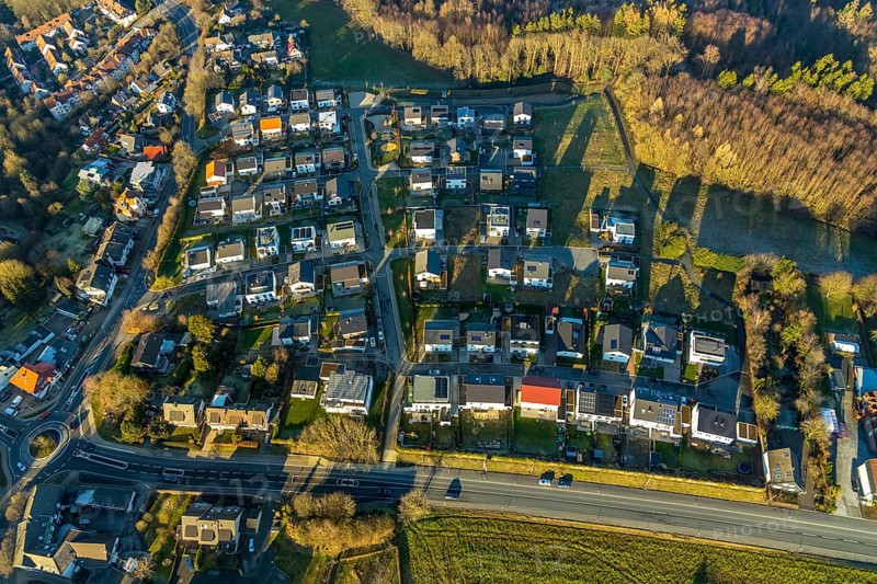 Aerial view, new development area Winterberger Straße, Am Waldrand, Schwelm, Ruhr area, North Rhine-Westphalia, Germany, Astrid-Lindgren-Weg, DE, detached houses, Erich-Kästner-Weg, Europe, property tax, real estate, aerial view, aerial photography, aerial photography, Michael-Ende-Weg, Otfried-Preußler-Weg, terraced houses, overview, bird's-eye view, forest area, forest edge, Wilhelm-bush-Weg, housing estate, living and living, residential area, residential houses, residential quality, residential neighbourhood, housing estate, birds-eyes view, overview