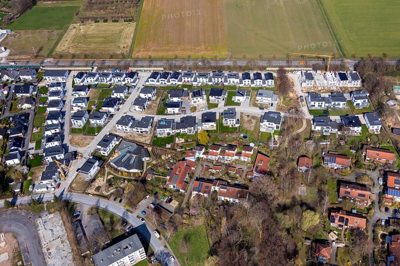 Aerial view, new housing estate Über Dem Teinenbach, Bergenring, Kindergarten am Teinenkamp, Soest, Soester Börde, North Rhine-Westphalia, Germany, DE, detached houses, Europe, property tax, real estate, aerial view, aerial photography, aerial photography, terraced houses, overview, bird's-eye view, residential estate, living and living, residential area, residential buildings, quality of life, residential neighbourhood, housing estate, birds-eyes view, overview
