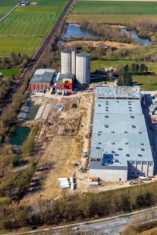 Aerial view, industrial estate northwest, construction site new building logistics hall Kuchenmeister GmbH, old sugar factory site, Hammer Landstraße, Soest, Soester Börde, North Rhine-Westphalia, Germany, construction work, construction vehicles, construction area, construction site, building plots, construction measure, construction project, construction site, DE, Europe, commercial enterprises, commercial area, commercial area, commercial location, commercial use, industrial area, industrial location, capacity requirement, cake bakery, aerial view, aerial photography, aerial photography, new building, overview, bird's-eye view, birds-eyes view, overview