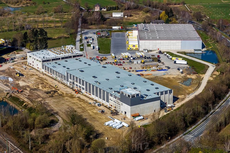 Aerial view, industrial estate northwest, construction site new building logistics hall Kuchenmeister GmbH, old sugar factory site, Hammer Landstraße, Soest, Soester Börde, North Rhine-Westphalia, Germany, construction work, construction vehicles, construction area, construction site, building plots, construction measure, construction project, construction site, DE, Europe, commercial enterprises, commercial area, commercial area, commercial location, commercial use, industrial area, industrial location, capacity requirement, cake bakery, aerial view, aerial photography, aerial photography, new building, overview, bird's-eye view, birds-eyes view, overview