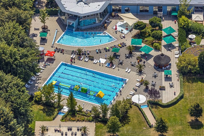 Aerial view, adventure pool, Aqua Spa and Aqua Fun Soest, outdoor pool, bathers, Soest, Soester Börde, North Rhine-Westphalia, Germany, DE, Europe, birds-eyes view, aerial view, aerial photography, aerial photography, overview, overview, bird's eye view, corona distance, keeping distance, swimming pool with Suan, sauna park, swimming pool, swimmer, blue water, sunbathing lawn, parasols