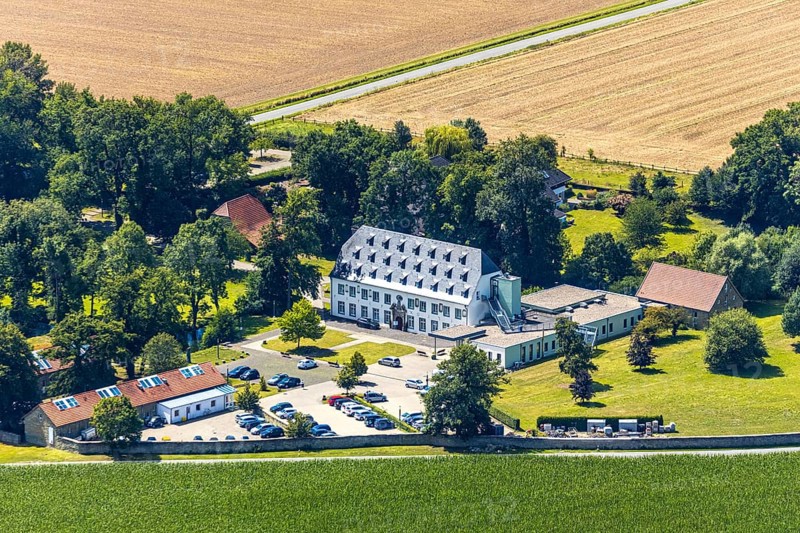 Aerial photo, Kloster Paradiese special clinic for cancer diseases, services for construction and agriculture Dringenberg GmbH, Paradiese, Soest, Soester Börde, North Rhine-Westphalia, Germany, DE, Europe, birds-eyes view, aerial photo, aerial photography, aerial photography, overview, overview, bird's eye view, monastery garden, round monastery garden, hospital, hedge circle, wall hedges