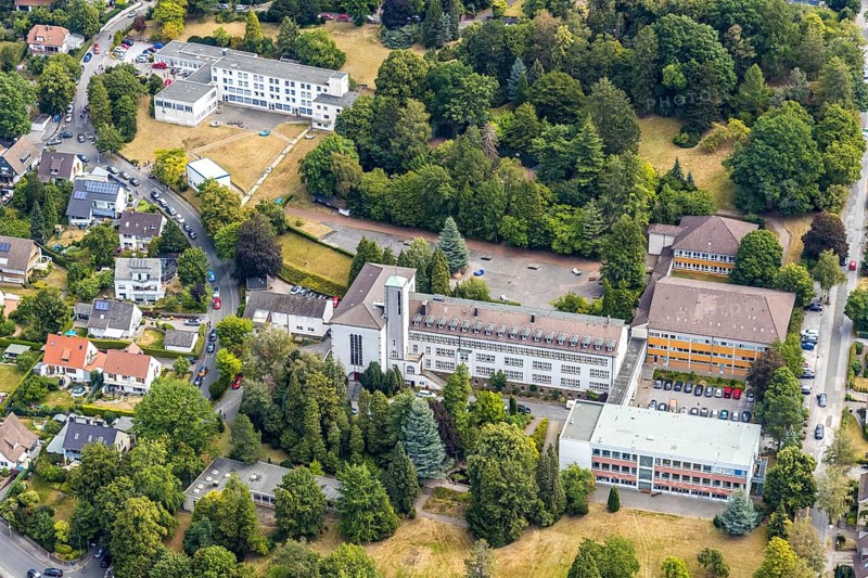 Aerial view, Walburgisgymnasium und Walburgisrealschule, Placida-Viel-Berufskolleg, Menden, Sauerland, Märkischer Kreis, North Rhine-Westphalia, Germany, vocational school, education, educational institution, DE, Europe, grammar school, teaching institute, aerial view, aerial photography, aerial photography, private grammar school, secondary school, school, Schwitter Weg, sponsorship of the Sisters of St Mary Magdalene Postel, overview, bird's eye view, bird's eye view, overview