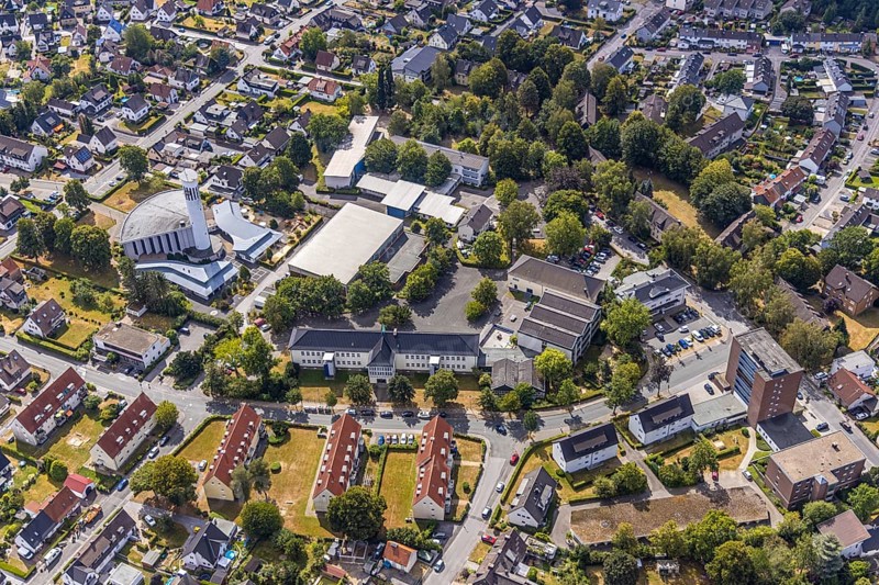 Aerial view, Bonifatiusschule, sports hall Bonifatiusschule Platte Heide, community primary school Plate Heide, catholic church St. Marien, Menden, Sauerland, Märkischer Kreis, North Rhine-Westphalia, Germany, education, educational institution, DE, Europe, educational institute, aerial view, aerial photography, aerial photography, school, overview, bird's-eye view, overview