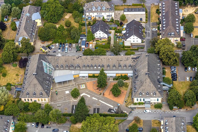 Aerial photo, primary school Platte Heide, Menden, Sauerland, Märkischer Kreis, North Rhine-Westphalia, Germany, education, educational institution, DE, Europe, primary school, teaching institute, aerial photography, aerial photography, aerial photography, Robert-Leusmann-Straße, school, overview, bird's-eye view, birds-eyes view, overview