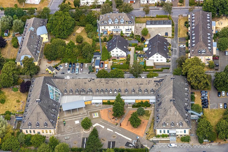 Aerial photo, primary school Platte Heide, Menden, Sauerland, Märkischer Kreis, North Rhine-Westphalia, Germany, education, educational institution, DE, Europe, primary school, teaching institute, aerial photography, aerial photography, aerial photography, Robert-Leusmann-Straße, school, overview, bird's-eye view, birds-eyes view, overview