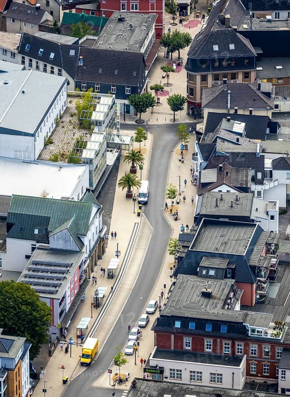 Aerial view, pedestrian zone, stelae at the site of old city gates, Unnaer Straße, corner Westwall Nordwall, shopping street, Menden, Sauerland, Märkischer Kreis, North Rhine-Westphalia, Germany, DE, Europe, commercial buildings, aerial view, aerial photography, aerial photography, threshold, city history, pillar, overview, bird's-eye view, former city gates, overview