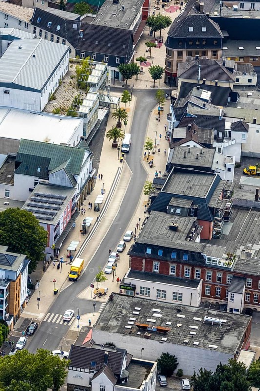 Aerial view, pedestrian zone, stelae at the site of old city gates, Unnaer Straße, corner Westwall Nordwall, shopping street, Menden, Sauerland, Märkischer Kreis, North Rhine-Westphalia, Germany, DE, Europe, commercial buildings, aerial view, aerial photography, aerial photography, threshold, city history, pillar, overview, bird's-eye view, former city gates, overview