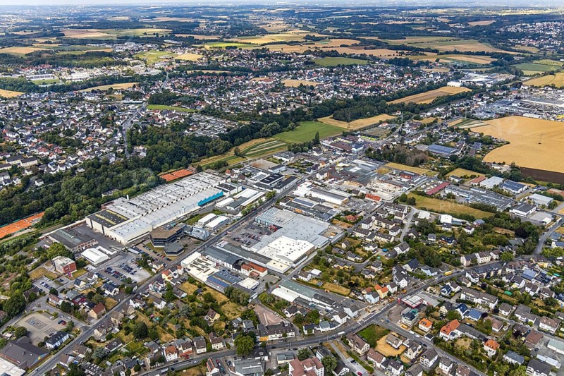 Aerial view, industrial area Fröndenberger Straße, view of Bösperde, Platte Heide, Menden, Sauerland, Märkischer Kreis, North Rhine-Westphalia, Germany, DE, Europe, distant view, commercial enterprises, commercial area, commercial area, commercial location, commercial use, industrial area, industrial location, aerial photograph, aerial photography, aerial photography, overview, bird's-eye view, bird's-eye view, overview