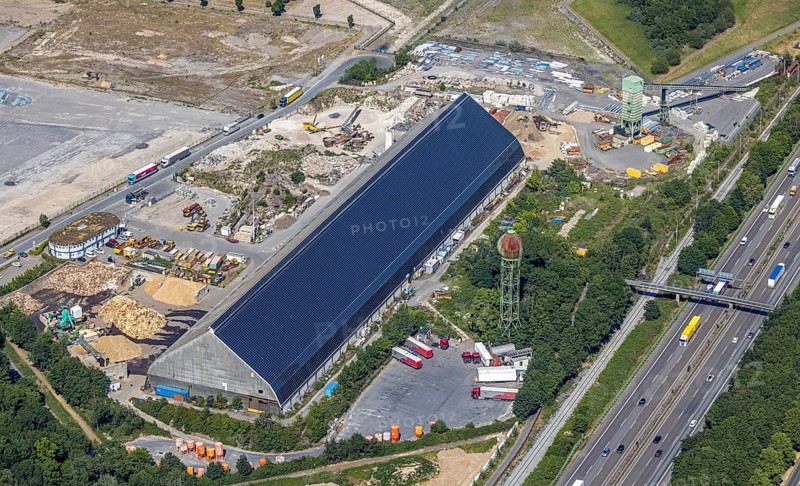 Aerial view, motorway A42, Am Pattberg, old water tower Pattberg colliery, Gedbäude mit solar roof, Mörs, Ruhr area, North Rhine-Westphalia, Germany, DE, Europe, birds-eyes, view, aerial photograph, aerial photography, aerial photography, overview, overview, bird's eye view, transport, traffic, infrastructure, logistics, road traffic, energy, solar energy, power plant, electricity, power supply, electricity, photovoltaics, regenerative