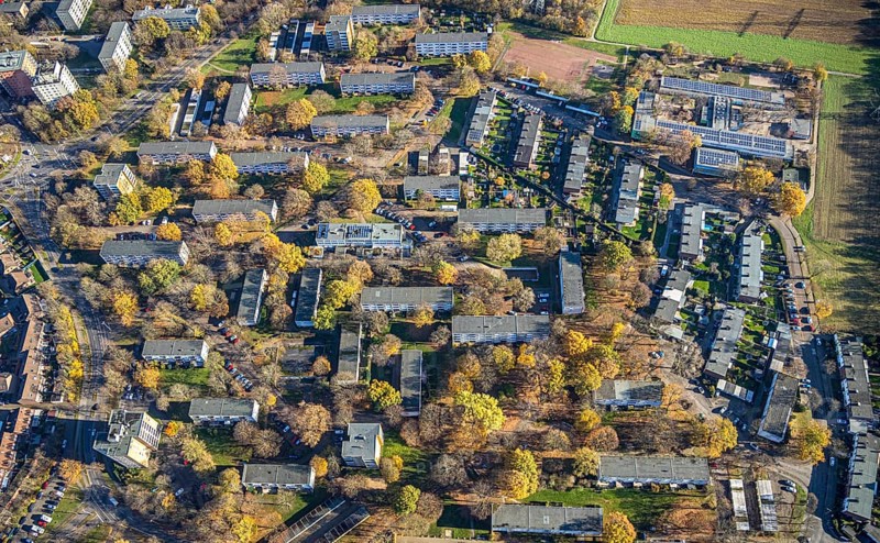 Aerial view, residential area Im Meerfeld, Nehrunger Weg, Rheinkamp-Mitte, Mörs, Ruhr area, North Rhine-Westphalia, Germany, education, educational institution, DE, Europe, Gemeinschaftsgrundschule Regenbogenschule, primary school, property tax, green trees, real estate, educational institute, aerial view, aerial photography, aerial photography, terraced houses, school, overview, bird's-eye view, residential complex, living and life, residential area, residential buildings, residential quality, residential neighbourhood, housing estate, birds-eyes view, overview