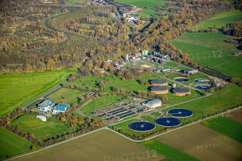 Aerial view, sewage treatment plant Moers-Gerdt, Wasserverbund Niederrhein, Rheinkamp-Meerbeck, Mörs, Ruhr area, North Rhine-Westphalia, Germany, wastewater treatment, DE, Europe, Grafschafter Straße, sewage treatment plant, sewage plant, aerial photograph, aerial photography, aerial photography, overview, bird's-eye view, water treatment plant, water purification plant, birds-eyes view, overview
