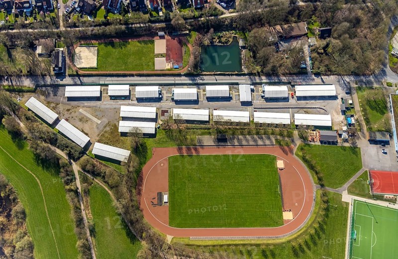 Aerial view, refugee accommodation, sports field Turnerschaft 1912 Mülheim-Saarn, football pitches, Kahlenberger Hockey und Tennisclub, Mülheim an der Ruhr, Ruhr area, North Rhine-Westphalia, Germany, Mülheim, an, der, Ruhr, DE, Europe, birds-eyes, view, aerial photography, aerial photography, aerial photography, overview, overview, bird's-eye view, hobby, sport, training, team, championship, clay court, tennis, tennis playing, tennis club, grass court, artificial grass court, football, football match, football pitch, leisure, athlete, sports field, sports facility, gymnastics, ball sports, fitness, exercise, athletics, refugees, humanity
