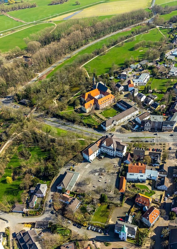 Aerial view, Municipal primary school at Klostermarkt, Village church Protestant parish Broich-Saarn, Community centre Dorfkirsche, Saarn monastery, Catholic parish St. Mariä-Himmelfahrt, federal road B1, Linksruhr, Mülheim an der Ruhr, Ruhr area, North Rhine-Westphalia, Germany, Mülheim, an, der, Ruhr, DE, Europe, birds-eyes, view, aerial photograph, aerial photography, aerial photography, overview, overview, bird's eye view, education, pupils, college, training, school year, homework, class, year group, education, pedagogy, place of worship, religion, faith, worship, trade fair, transport, traffic, infrastructure, logistics, road traffic