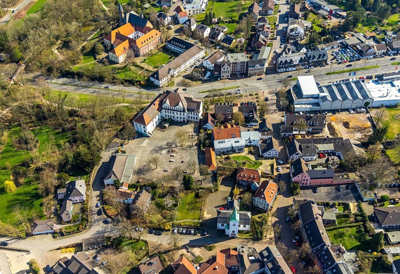 Aerial view, Municipal primary school at Klostermarkt, Village church Protestant parish Broich-Saarn, Community centre Dorfkirsche, Saarn monastery, Catholic parish St. Mariä-Himmelfahrt, federal road B1, Linksruhr, Mülheim an der Ruhr, Ruhr area, North Rhine-Westphalia, Germany, Mülheim, an, der, Ruhr, DE, Europe, birds-eyes, view, aerial photograph, aerial photography, aerial photography, overview, overview, bird's eye view, education, pupils, college, training, school year, homework, class, year group, education, pedagogy, place of worship, religion, faith, worship, trade fair, transport, traffic, infrastructure, logistics, road traffic