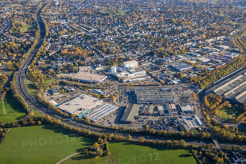 Aerial view, industrial area Dümpten, Mannesmannallee, motorway A40, Dümpten - West, Mülheim an der Ruhr, Ruhr area, North Rhine-Westphalia, Germany, Aldi supermarket, Aldi Süd, DE, Europe, commercial enterprises, commercial area, commercial park, commercial location, commercial use, property tax, real estate, industrial area, industrial building, industrial site, aerial view, aerial photography, aerial photography, apartment buildings, metro, apartment buildings, photovoltaic, photovoltaic system, solar, solar system, solar energy, solar energy, overview, bird's-eye view, residential complex, living and living, residential area, residential buildings, birds-eyes view, overview