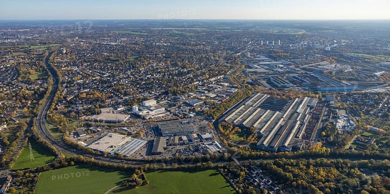 Aerial view, industrial area Dümpten, Mannesmannallee, motorway A40, Dümpten - West, Mülheim an der Ruhr, Ruhr area, North Rhine-Westphalia, Germany, Aldi supermarket, Aldi Süd, DE, Europe, commercial enterprises, commercial area, commercial park, commercial location, commercial use, property tax, real estate, industrial area, industrial building, industrial site, aerial view, aerial photography, aerial photography, apartment buildings, metro, apartment buildings, photovoltaic, photovoltaic system, solar, solar system, solar energy, solar energy, overview, Vallourec Germany, bird's-eye view, residential area, residential buildings, birds-eyes view, overview