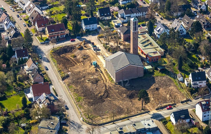 Aerial view, site of the demolished parish hall at Lindenhof, construction of new flats, deconsecrated Christuskirche, Linksruhr, Mülheim an der Ruhr, Ruhr area, North Rhine-Westphalia, Germany, Mülheim, an, der, Ruhr, DE, Europe, birds-eyes, view, aerial photograph, aerial photography, aerial photography, overview, overview, bird's eye view, house of God, religion, faith, worship, mass, living, flat, houses, residential buildings, housing estate, settlement