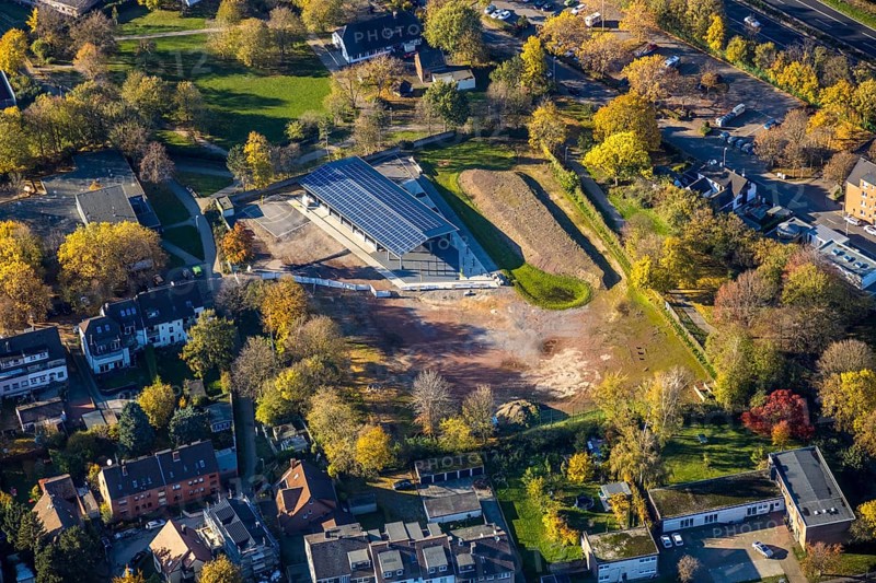 Aerial view, sports field Von-der-Tann-Straße, new sports park Styrum with park of the Feldmann Foundation, construction site new building, Styrum, Mülheim an der Ruhr, Ruhr area, North Rhine-Westphalia, Germany, DE, Europe, aerial view, aerial photography, aerial photography, photovoltaics, photovoltaic system, solar, solar system, solar energy, solar energy, sports, sports facilities, sports park Styrum, sports field, sports facility, overview, bird's-eye view, bird's-eye view, overview