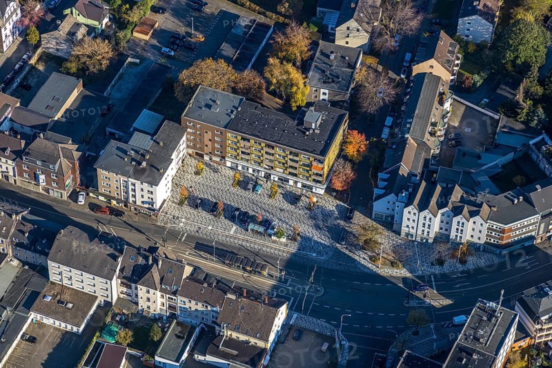 Aerial view, shopping centre and patterned car park, Oberhausener Straße/corner of Goebenstraße. The small car park is being upgraded to a district centre (Styrum), Oberhausener Straße, Styrum, Mülheim an der Ruhr, Ruhr area, North Rhine-Westphalia, Germany, DE, Europe, aerial view, aerial photography, aerial photography, car parks, overview, bird's-eye view, overview