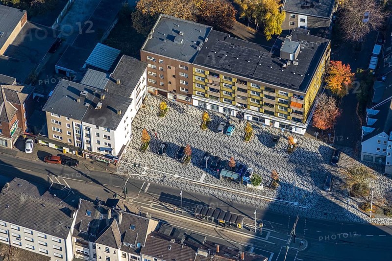Aerial view, shopping centre and patterned car park, Oberhausener Straße/corner of Goebenstraße. The small car park is being upgraded to a district centre (Styrum), Oberhausener Straße, Styrum, Mülheim an der Ruhr, Ruhr area, North Rhine-Westphalia, Germany, DE, Europe, aerial view, aerial photography, aerial photography, car parks, overview, bird's-eye view, overview