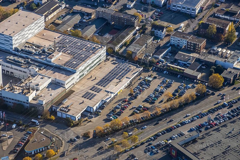 Aerial view, commercial area Dümpten, Aldi Süd, largest ALDI Süd store in Germany, Mannesmannallee, motorway A40, Dümpten - West, Mülheim an der Ruhr, Ruhr area, North Rhine-Westphalia, Germany, Aldi supermarket, DE, Europe, commercial enterprises, commercial area, commercial area, commercial park, commercial location, commercial use, industrial area, industrial building, industrial location, aerial view, aerial photography, aerial photography, car parks, photovoltaic, photovoltaic system, solar, solar system, solar energy, solar energy, overview, bird's-eye view, birds-eyes view, overview