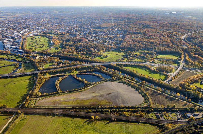 Aerial view, sewage sludge landfill at Ruhrbogen Ruhrschifffahrtskanal, Schleuseninsel, Styrumer Ruhrauen, city triangle DU - OB - MH, Speldorf - Nordwest, Mülheim an der Ruhr, Ruhr area, North Rhine-Westphalia, Germany, motorway A40, railway tracks, DE, railway bridge, Europe, distant view, aerial view, aerial photography, aerial photography, overview, bird's-eye view, overview