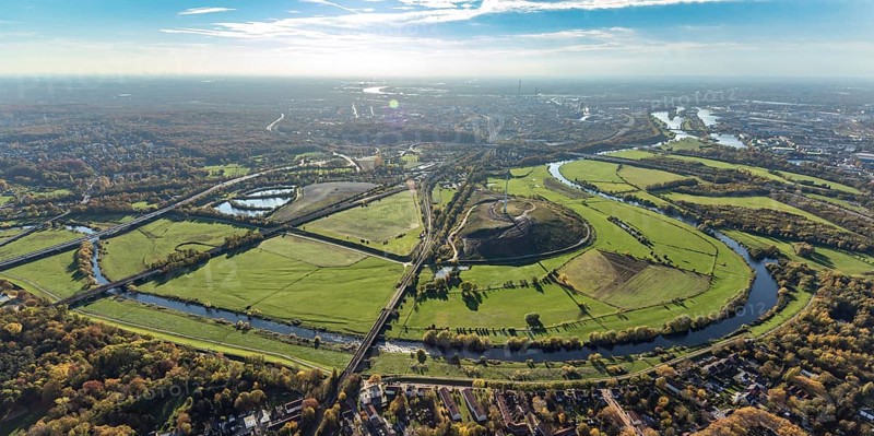 Aerial view, Ruhrbogen Fluss Ruhr, city triangle DU - OB - MH, Ruhrtalradweg, landfill with wind turbine, Speldorf - Nordwest, Mülheim an der Ruhr, Ruhr area, North Rhine-Westphalia, Germany, railway tracks, DE, railway bridge, Europe, distant view, slag heap, aerial view, aerial photography, aerial photography, overview, bird's-eye view, birds-eyes view, overview
