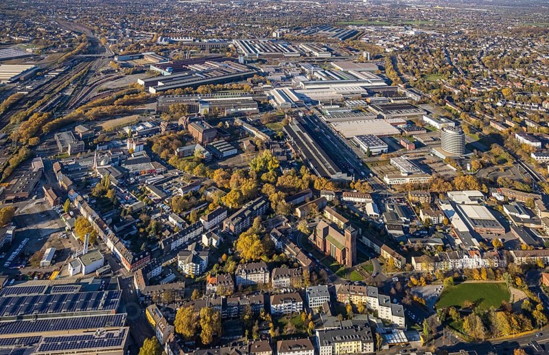 Aerial view, cath. Church Sankt Engelbert, Sankt Engelbertus-Stift, Siemens factory premises, Altstadt II, Mülheim an der Ruhr, Ruhr area, North Rhine-Westphalia, Germany, retirement home, old people's home, retirement home, place of worship, care and nursing, DE, Engelbertusstraße, Europe, distant view, religious community, house of God, holy place, church, parish, denomination, aerial view, aerial photography, aerial photography, care facility, religion, religious site, round building Siemens, retirement home, retirement residence, retirement home, retirement centre, overview, bird's-eye view, bird's-eye view, overview