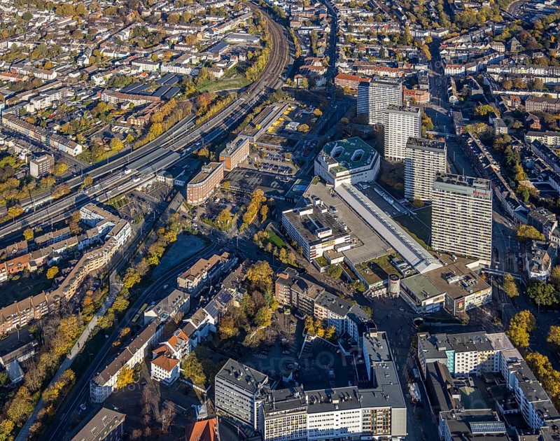 Aerial view, development area around the main post office, main railway station, fast cycle path, Dickswall high-rise buildings, Altstadt I, Mülheim an der Ruhr, Ruhr area, North Rhine-Westphalia, Germany, railway tracks, railway station, station forecourt, authority, DE, Deutsche Bahn AG, Europe, Forum Hochhaus, main railway station, autumn colours, aerial view, aerial photography, aerial photography, RS1, cycle path, town hall, castle bridge, city administration, registry office, technical town hall, overview, administrative area, bird's-eye view, overview