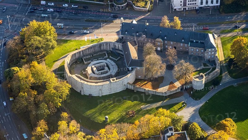 Aerial view, Broich Castle, Broich - East, Mülheim an der Ruhr, Ruhr area, North Rhine-Westphalia, Germany, castle, castle complex, DE, Darlington Park, Europe, green trees, autumn colours, aerial view, aerial photography, aerial photography, castle, castle complex, castle park, overview, bird's-eye view, birds-eyes view, overview