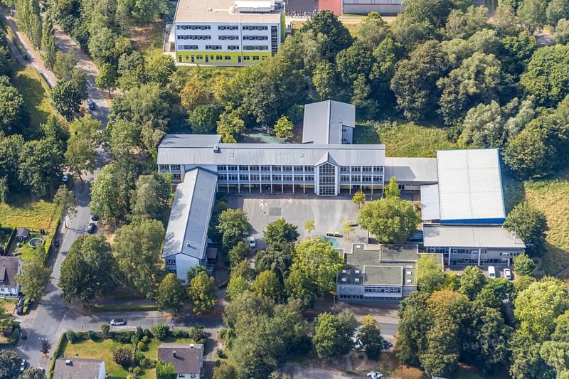 Aerial photograph, Städt. Comprehensive school Menden, Menden, Sauerland, Märkischer Kreis, North Rhine-Westphalia, Germany, education, educational institution, DE, Europe, comprehensive school, educational institute, aerial view, aerial photography, aerial photography, school, overview, bird's eye view, Windthorststraße, birds-eyes view, overview
