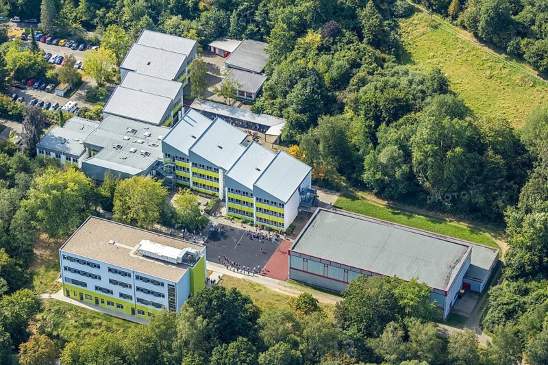 Aerial photo, school Am Gelben Morgen, pupils in the schoolyard, pandemic fear, corona virus, distance rule, Menden, Sauerland, Märkischer Kreis, North Rhine-Westphalia, Germany, education, educational institution, corona crisis, corona measures, corona fear, Covid-19, DE, Europe, primary school, secondary school, hygiene measures, teaching institute, aerial photo, aerial photography, aerial photography, school, overview, virus, bird's eye view, Windthorststraße, birds-eyes view, overview
