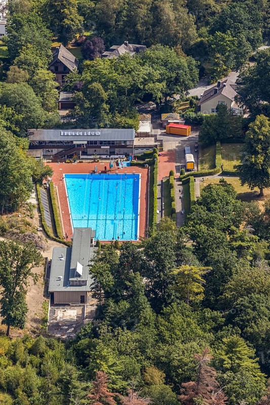 Aerial photo, outdoor pool, Bürgerbad Leitmecke, pandemic fear, distance rule, corona virus, Menden, Sauerland, Märkischer Kreis, North Rhine-Westphalia, Germany, bathing establishment, bathing resort, Bürgermeister-Rau-Straße, corona crisis, corona measures, corona fear, Covid-19, DE, Europe, leisure, leisure facility, leisure pool, leisure activities, hygiene measures, aerial view, aerial photography, aerial photography, pool, swimming pool, swimming pool, swimming pleasure, overview, virus, bird's eye view, water fun, birds-eyes view, overview