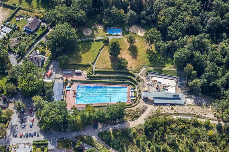 Aerial photo, outdoor pool, Bürgerbad Leitmecke, pandemic fear, distance rule, corona virus, construction site, Menden, Sauerland, Märkischer Kreis, North Rhine-Westphalia, Germany, bathing establishment, bathing resort, Bürgermeister-Rau-Straße, corona crisis, corona measures, corona fear, Covid-19, DE, Europe, leisure, leisure facility, leisure pool, leisure activities, hygiene measures, aerial view, aerial photography, aerial photography, pool, swimming pool, swimming pool, swimming pleasure, overview, virus, bird's eye view, water fun, birds-eyes view, overview