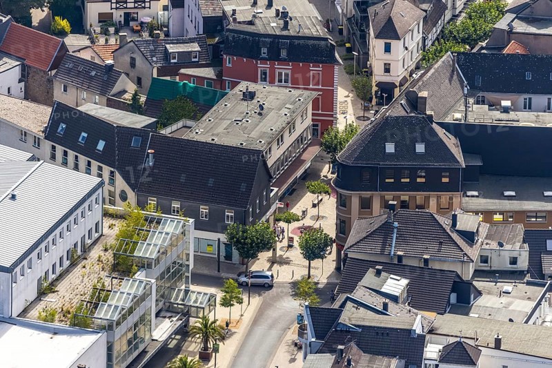 Aerial view, pedestrian zone, stelae at the site of old city gates, Unnaer Straße, corner Westwall Nordwall, shopping street, Menden, Sauerland, Märkischer Kreis, North Rhine-Westphalia, Germany, DE, Europe, commercial buildings, aerial view, aerial photography, aerial photography, threshold, city history, pillar, overview, bird's-eye view, former city gates, overview, north gate, south gate, main street, pedestrian area, new pedestrian zone