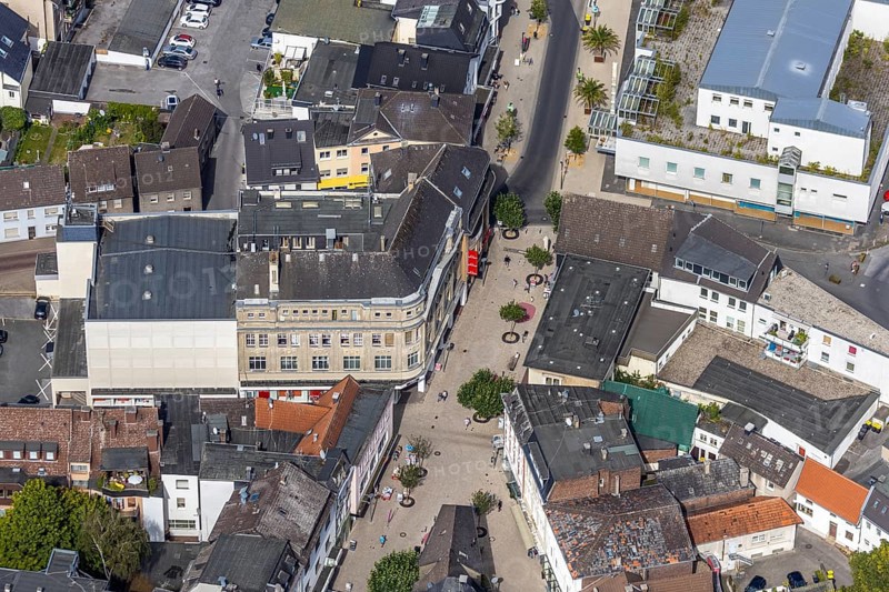 Aerial view, pedestrian zone, Hauptstraße, corner Westwall Nordwall, steles at the site of old city gates, Sinn Modenhaus, Menden, Sauerland, Märkischer Kreis, North Rhine-Westphalia, Germany, DE, shopping street, Europe, commercial buildings, aerial view, aerial photography, aerial photography, threshold, city history, pillar, overview, bird's-eye view, birds-eyes view, former city gates, overview