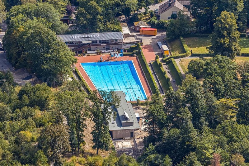 Aerial photo, outdoor pool, Bürgerbad Leitmecke, pandemic fear, distance rule, corona virus, Menden, Sauerland, Märkischer Kreis, North Rhine-Westphalia, Germany, bathing establishment, bathing resort, Bürgermeister-Rau-Straße, corona crisis, corona measures, corona fear, Covid-19, DE, Europe, leisure, leisure facility, leisure pool, leisure activities, hygiene measures, aerial view, aerial photography, aerial photography, pool, swimming pool, swimming pool, swimming pleasure, overview, virus, bird's eye view, water fun, birds-eyes view, overview