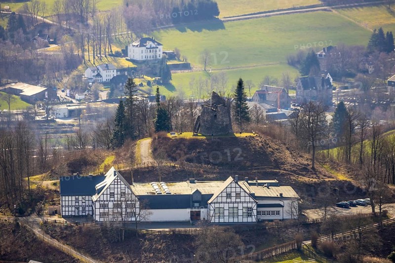 Aerial view, Eversberg Castle ruins, Schlossberghalle Eversberg, Eversberg, Meschede, Sauerland, North Rhine-Westphalia, Germany, castle, DE, Europe, half-timbered houses, property tax, real estate, aerial view, aerial photography, aerial photography, Arnsberg Forest nature park Park, ruins, castle, castle hill, overview, event location, event venue, bird's-eye view, meadows and fields, residential area, living and living, residential area, residential buildings, residential quality, residential neighbourhood, residential estate, birds-eyes view, cultural use, overview
