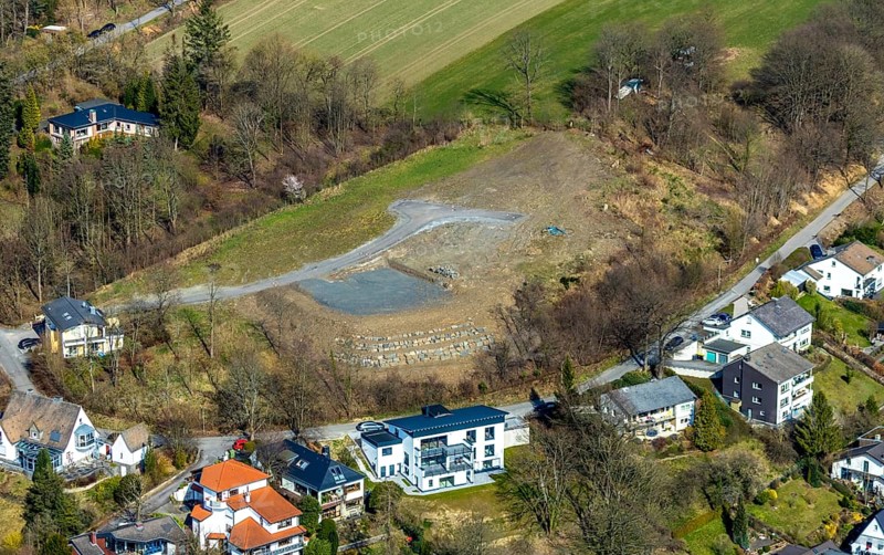 Aerial view, fallow land, residential area Unterm Hasenfeld, Meschede, Sauerland, North Rhine-Westphalia, Germany, DE, Europe, property tax, real estate, aerial view, aerial photography, aerial photography, overview, bird's-eye view, housing estate, living and living, residential area, residential buildings, housing estate, birds-eyes view, overview