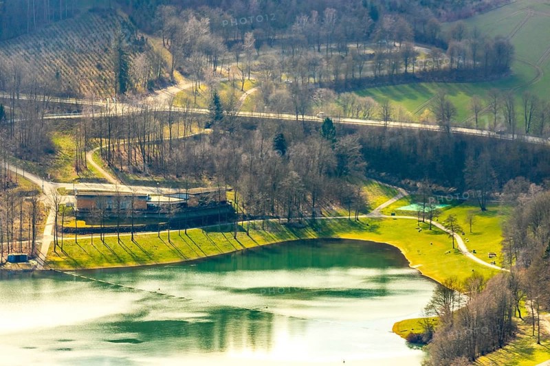 Aerial view, car park and excursion restaurant at the Hennetalsperre, Hennesee, Berghausen, Meschede, Sauerland, North Rhine-Westphalia, Germany, Berghauser Bucht Badestrand, DE, Europe, Hennetalsperre, aerial view, aerial photography, aerial photography, car park H1 at the lake, reservoir, dam, overview, bird's-eye view, forest, forest area, birds-eyes view, overview