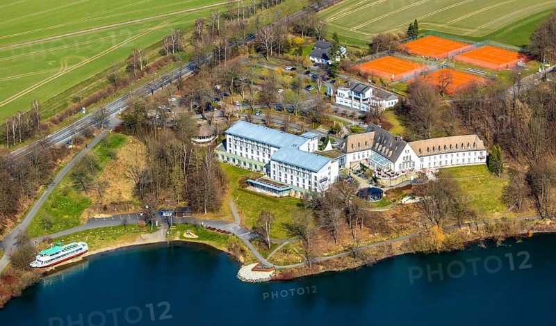 Aerial photo, Welcome Hotel Meschede Hennesee, Hennesee landing stage, Meschede, Sauerland, North Rhine-Westphalia, Germany, 4-star hotel, excursion boat, forestation, DE, Europe, gastronomy, Hennesee, Hennetalsperre, hotel, hotel facilities, hotel business, aerial view, aerial photography, aerial photography, MS Hennesee, ship, landing stage, lakeside hotel, sport, dam, tennis, tennis facility, tennis courts, overview, bird's-eye view, forest, forest area, woodland, birds-eyes view, overview