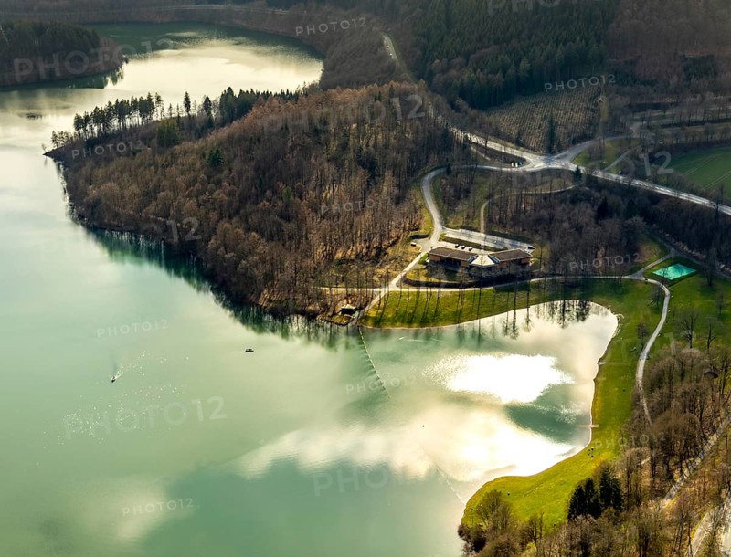 Aerial view, car park and excursion restaurant at the Hennetalsperre, H1, Hennesee, Berghausen, Meschede, Sauerland, North Rhine-Westphalia, Germany, Berghauser Bucht Badestrand, DE, Europe, Hennetalsperre, aerial view, aerial photography, aerial photography, car park H1 at the lake, reservoir, dam, overview, bird's-eye view, forest, forest area, birds-eyes view, overview