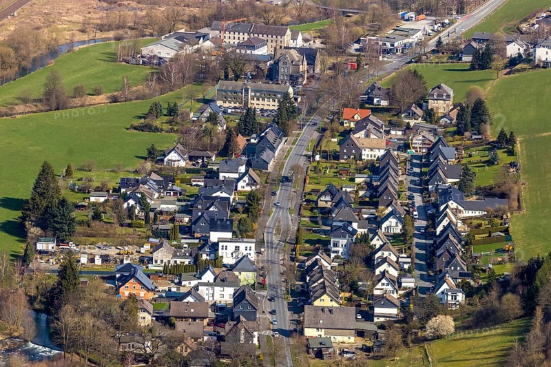 Aerial view, district Heinrichsthal, Meschede, Sauerland, North Rhine-Westphalia, Germany, DE, Europe, commercial buildings, commercial enterprises, commercial area, commercial area, commercial location, commercial use, property tax, HST Systemtechnik, Heinrichsthaler Straße, real estate, aerial view, aerial photography, aerial photography, terraced houses, overview, bird's-eye view, residential area, living and life, residential area, residential buildings, housing estate, birds-eyes view, overview