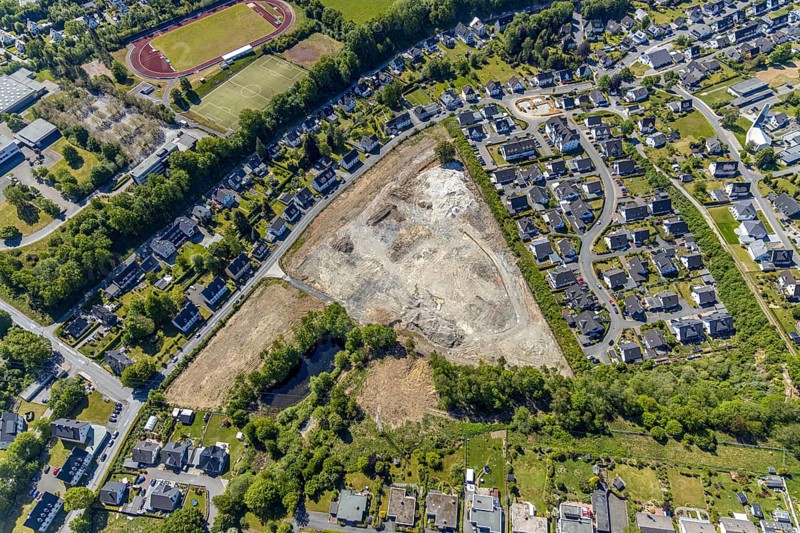 Aerial view, aerial view Meschede North, bridge of the motorway A46, construction site, Meschede, Sauerland, North Rhine-Westphalia, Germany, construction area, construction site, building plots, DE, single-family houses, Europe, football pitch, property tax, Hochsauerlandkreis, real estate, aerial view, aerial photography, aerial photography, apartment buildings, terraced houses, overview, bird's-eye view, residential complex, living and living, residential area, residential buildings, residential quarter, housing estate, birds-eyes view, overview