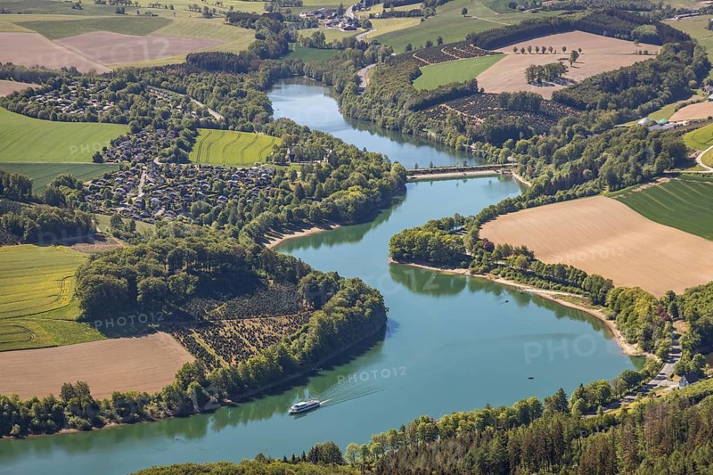 Aerial view, Hennetalsperre, Hennesee, excursion boat, holiday home complex Hennestrand, KNAUS Campingpark Hennesee, Meschede, Sauerland, North Rhine-Westphalia, Germany, DE, Europe, shapes and colours, Hochsauerlandkreis, landscape panorama, aerial view, aerial photography, aerial photography, mixed forest, coniferous forest, passenger shipping Hennesee, dam wall, reservoir, dam, overview, bird's-eye view, forest, forest area, meadows and fields, birds-eyes view, overview