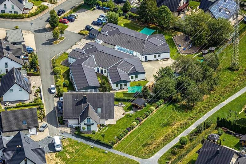 Aerial photo, AWO Kindergarten Kleine Wolke, Schwester-Luziana-Straße, Meschede, Sauerland, Hochsauerlandkreis, North Rhine-Westphalia, Germany, Corona Virus, DE, Europe, kindergarten, day nursery, day care centre, day care centre, aerial photograph, aerial photography, aerial photography, overview, bird's-eye view, overview