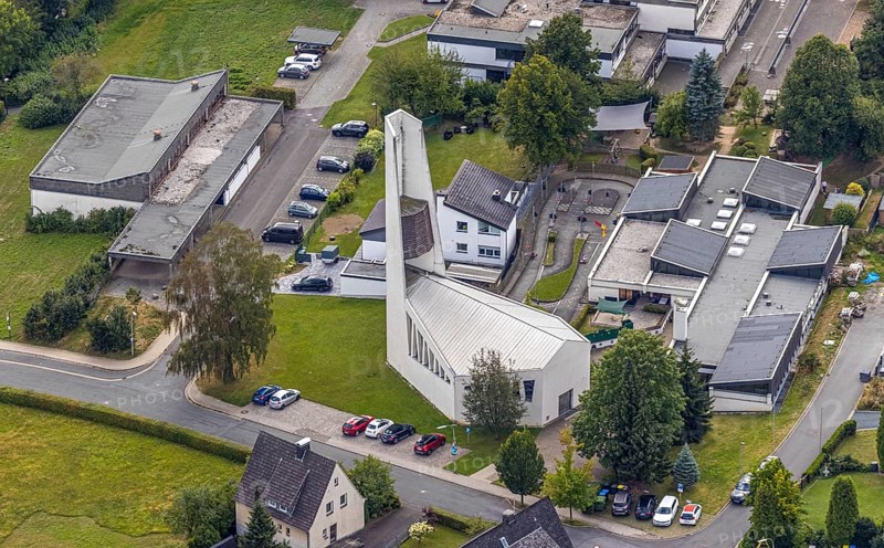 Aerial view, former Johannes church becomes holiday flat, Evang. Johannes kindergarten, Mariengrundschule, Meschede, Sauerland, Hochsauerlandkreis, North Rhine-Westphalia, Germany, place of worship, education, educational institution, DE, Europe, place of worship, primary school, property tax, real estate, church, teaching institute, aerial view, aerial photography, aerial photography, school, overview, bird's-eye view, Von-Westphalen-Straße, residential complex, living and living, residential area, birds-eyes view, overview