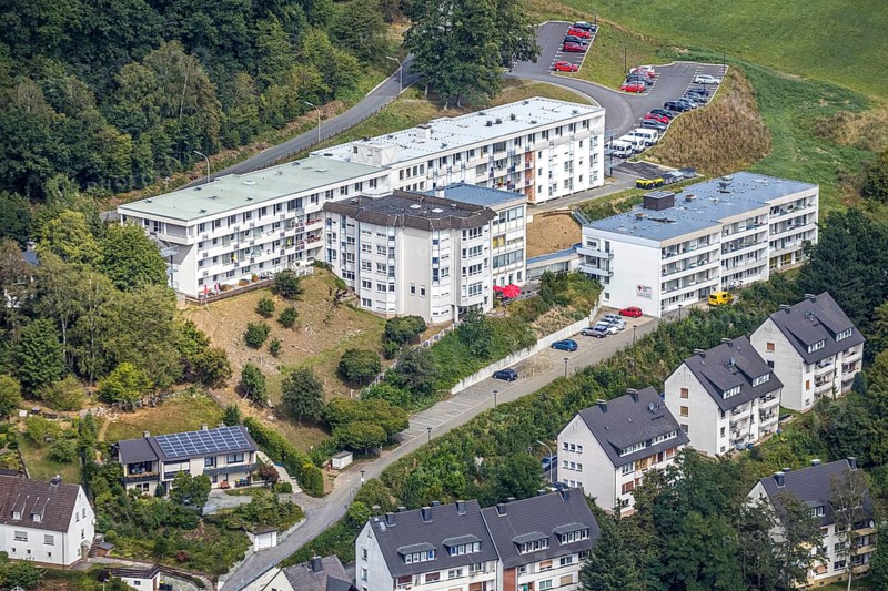Aerial view, DRK Seniorenzentrum Bernhard-Salzmann-Haus, Meschede, Sauerland, Hochsauerlandkreis, North Rhine-Westphalia, Germany, retirement home, old people's home, care and nursing, DE, Europe, Hünenburgstraße, aerial view, aerial photography, aerial photography, care facility, retirement home, senior citizens' residence, senior citizens' home, senior citizens' centre, overview, bird's eye view, birds-eyes view, overview